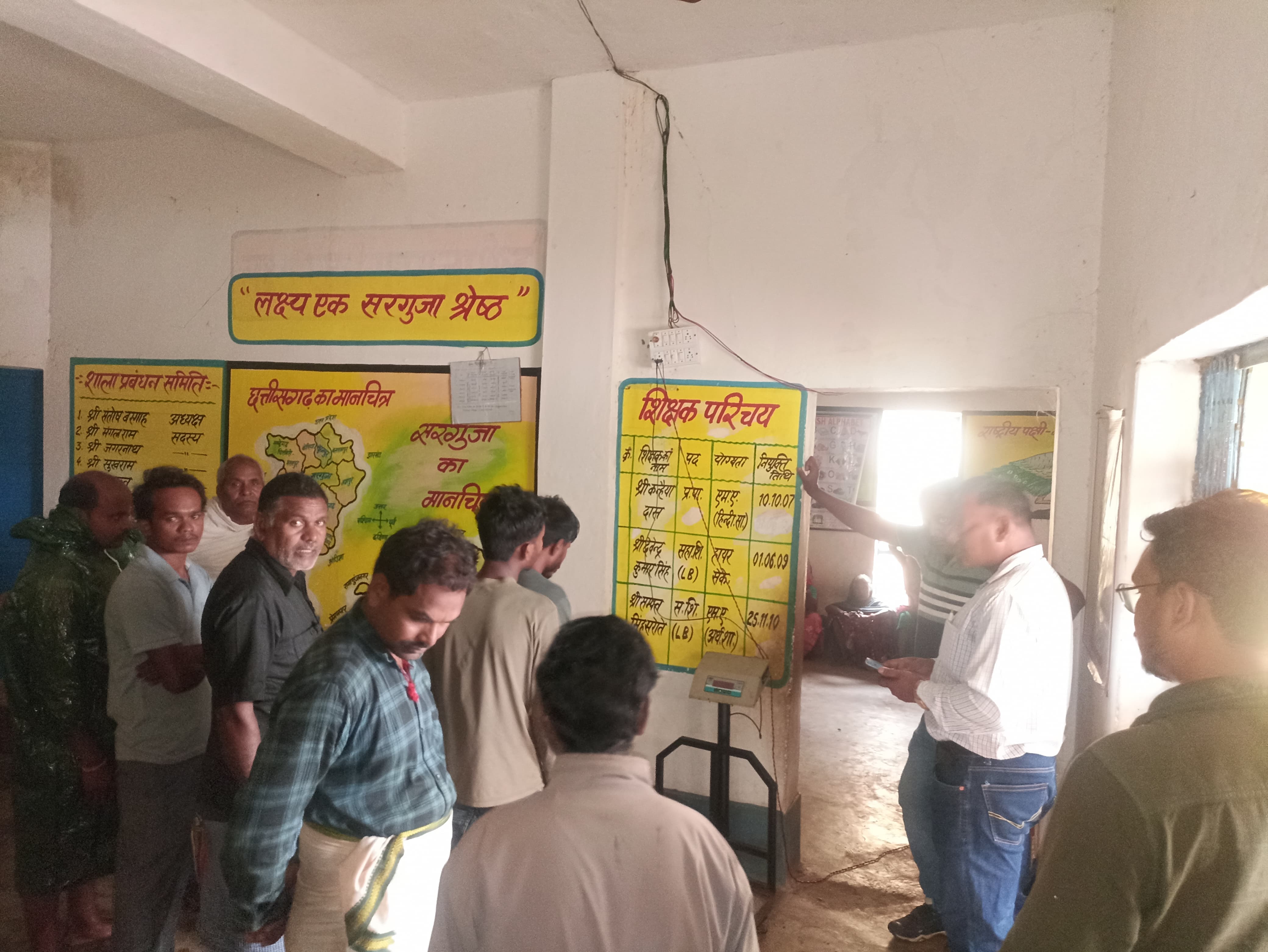 चितरपुर में राशन वितरण अनियमितता की शिकायत पर विधायक ने लिया संज्ञान तत्काल जंप अध्यक्ष व भाजपा कार्यकर्ताओं ने कराया 3 महीने का राशन वितरण  